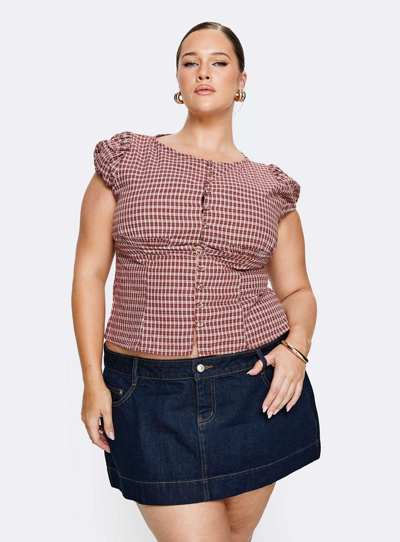   front view of model wearing Princess Polly Warna Low Rise Denim Mini Skirt Dark Wash Curve Mini Skirts 