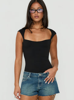 Showcasing the Fabienna Scoop Neck Cap Sleeve Bodysuit in black with short sleeves front view of model wearing Princess Polly