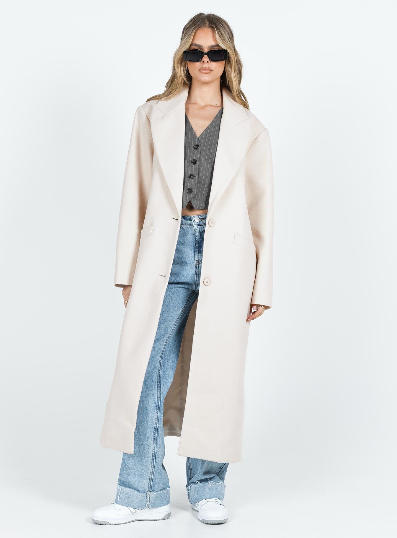 Coat Lapel collar Button fastening at front Front pockets