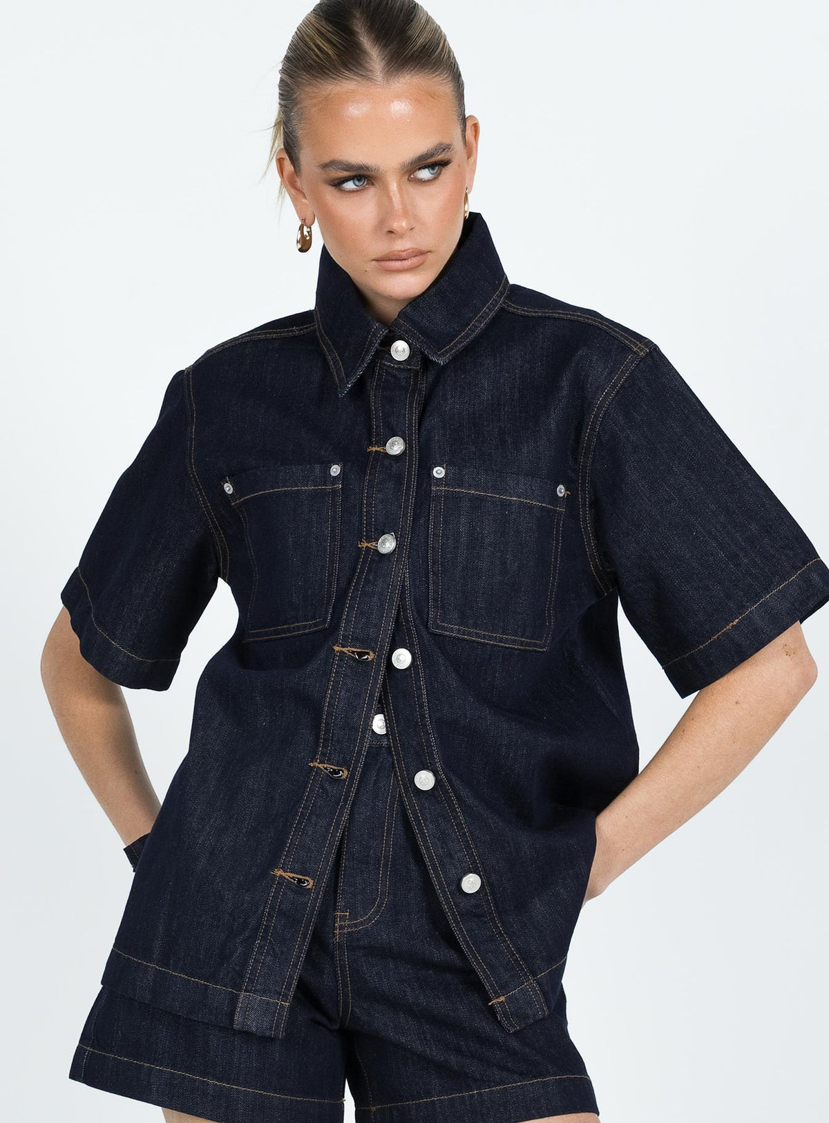 Shacket Dark wash denim Pointed collar Button fastening at front Twin chest pockets
