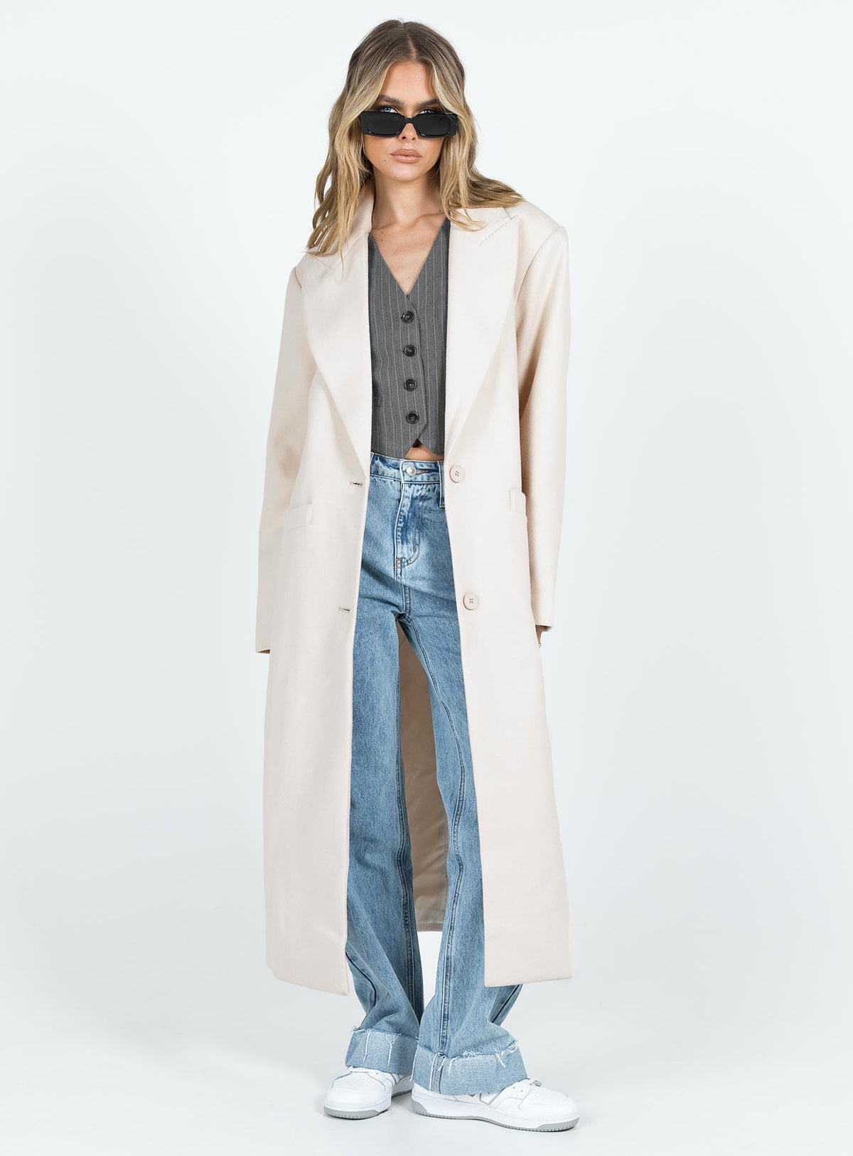Coat Lapel collar Button fastening at front Front pockets