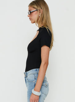 Discover Giallo Solid Bodysuit Black in womens bodysuit with short sleeves side view of model wearing Princess Polly