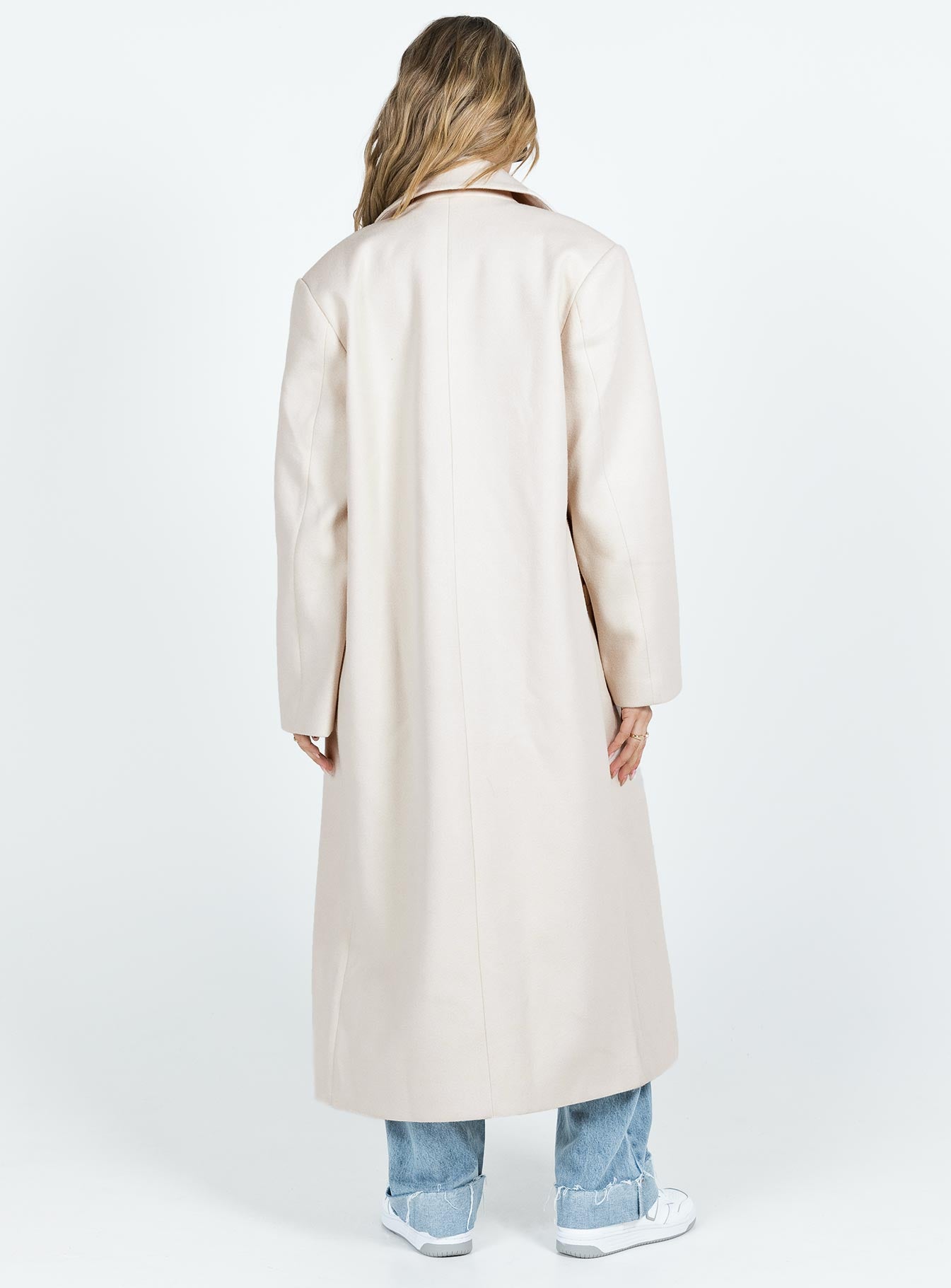 Coat Lapel collar Button fastening at front Front pockets