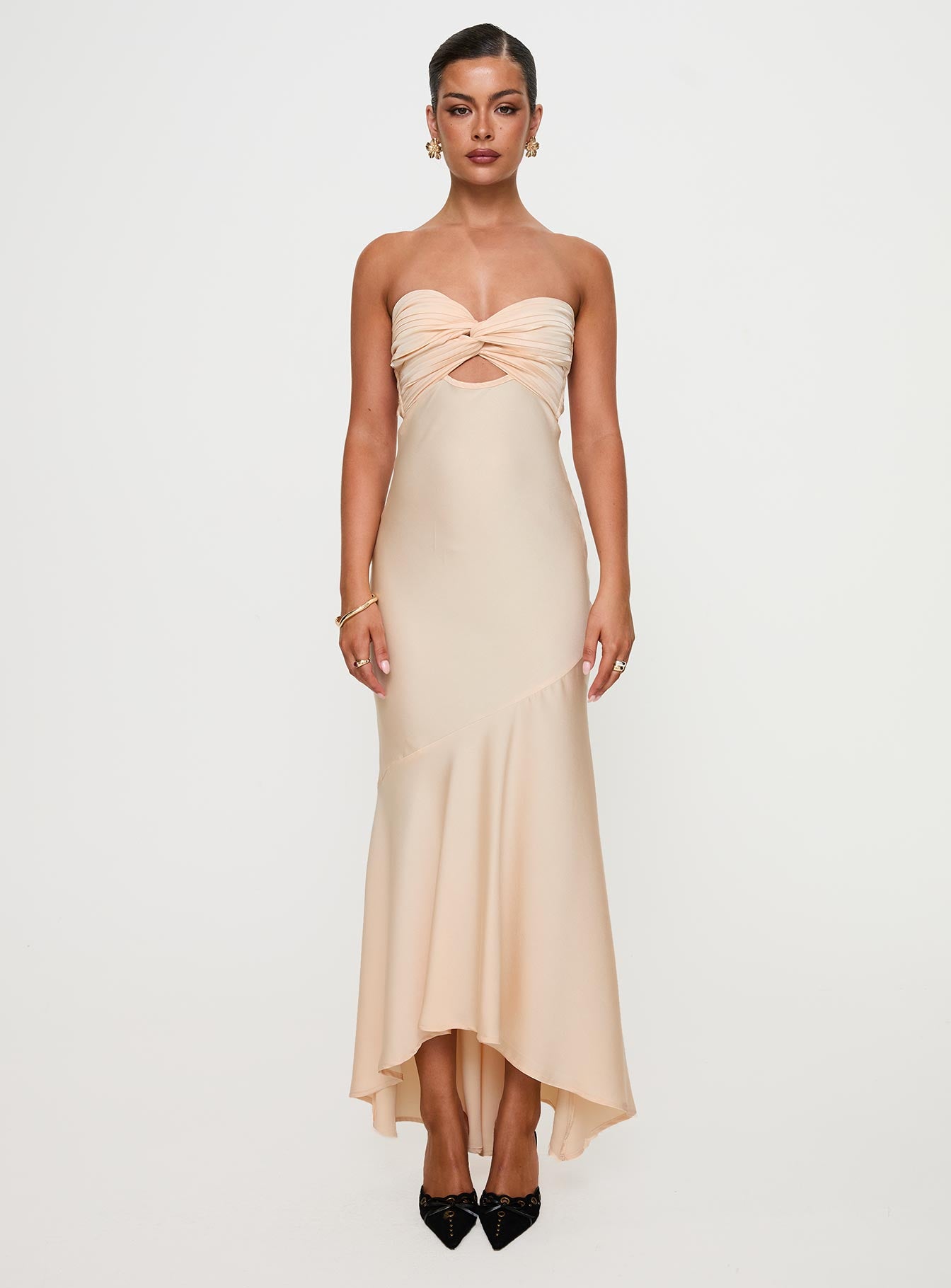 front view of model wearing Princess Polly Stand A Chance Twist Detail Maxi Dress Champagne Sweetheart Neckline 
