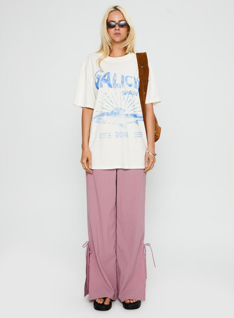 side view of model wearing Princess Polly Galicia Spain Graphic Top White / Blue Half Sleeves Crew Neck 