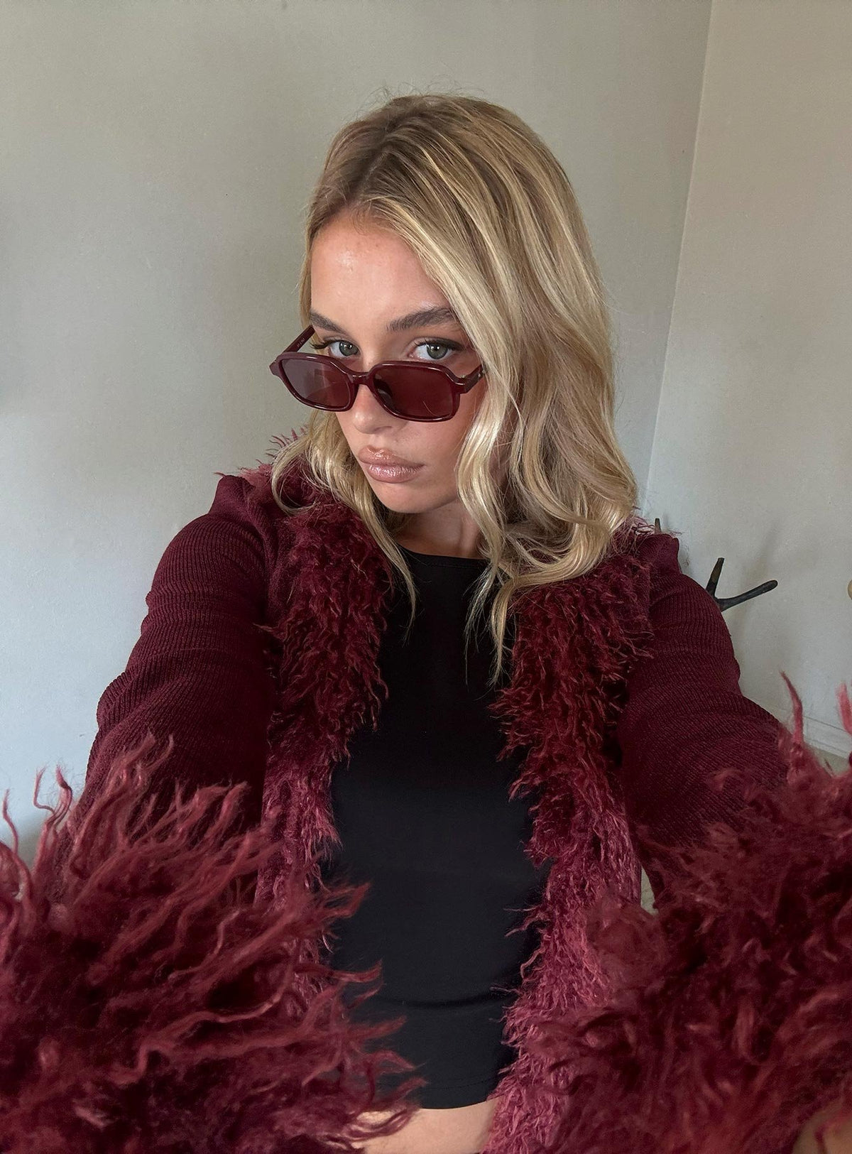 Showcasing the Brynlie Faux Fur Trim Boxy Cardigan Burgundy womens jumper in short length detail view of model wearing Princess Polly